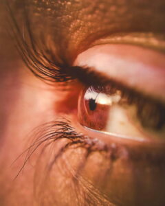 il courbe et éteint les cils; beauté regard